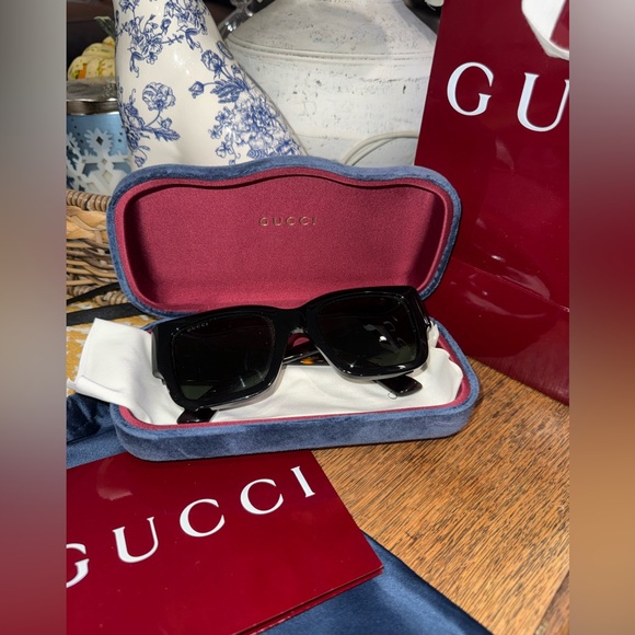 Gucci Black Sunglasses with Gucci case - Picture 3 of 6